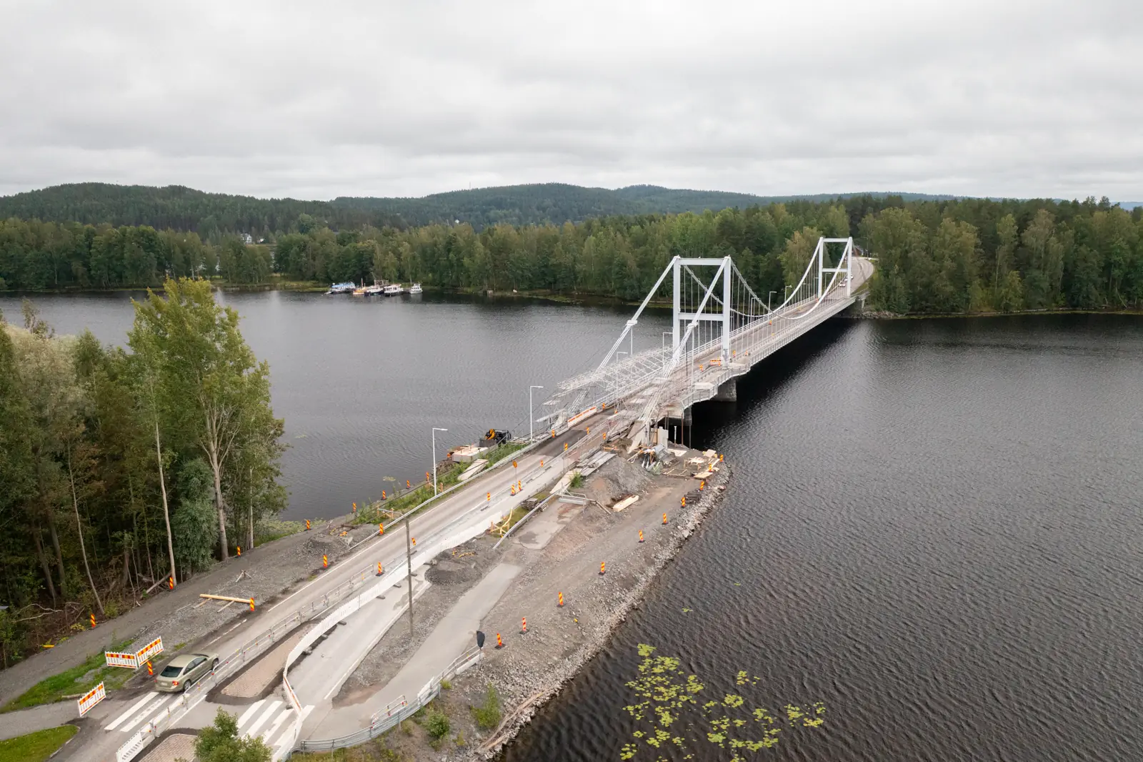 Louhunsalmen riippusilta korjaustyön aikana.